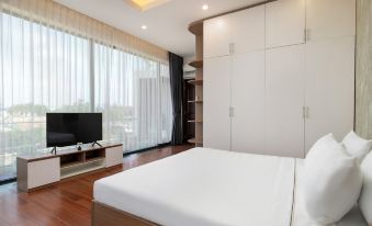 Seaside 5BR Villa, 100m to Beach, Private Pool & BBQ