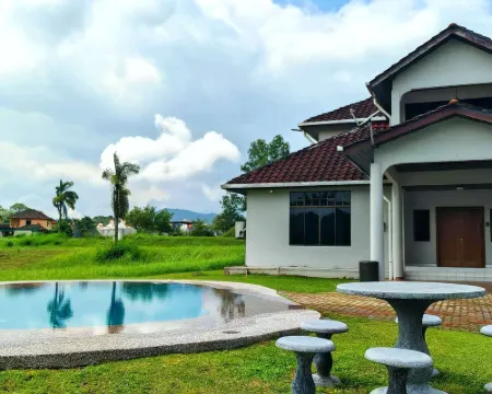 A'Famosa Comfy Villa Lakeside View with private pool Hotels in Pegoh
