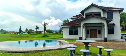A'Famosa Comfy Villa Lakeside View with private pool Hotels in Pegoh