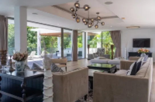 Seascape 6BR Prestige Villa Skyline Pool Maid&Chef