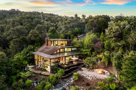 Exclusive Entire Lodge - Private Luxury Escape Отели рядом с достопримечательностью «Kaiteriteri Kayak»