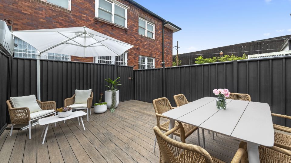 Peaceful 2 bedroom with private backyard and BBQ