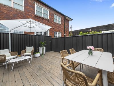Peaceful 2 bedroom with private backyard and BBQ
