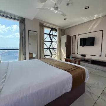 Click Hotel Royal Pearl, Galenda, Dahej