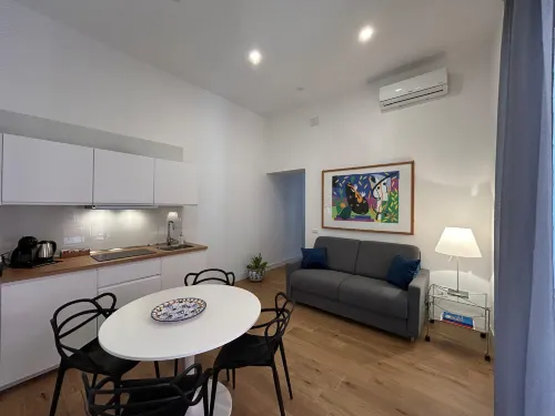 Naples Guest House - 新規開業