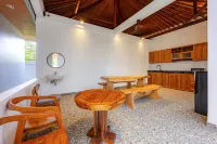 Dhong Livin Uluwatu