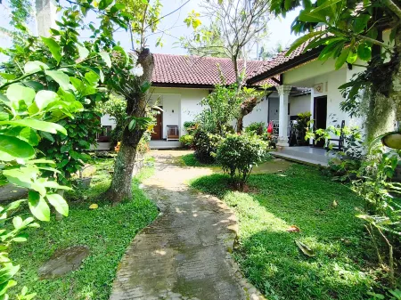 The Semeton Homestay Senggigi RedPartner Отели рядом с достопримечательностью «Samara Lombok»