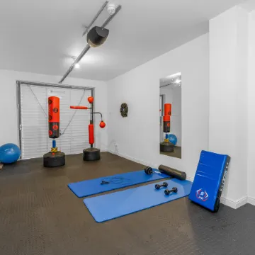 Friary Townhouse -5 Double Bedrooms, 4 Bathrooms, GYM, GAMES, GARDEN