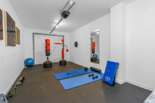 Friary Townhouse -5 Double Bedrooms, 4 Bathrooms, GYM, GAMES, GARDEN