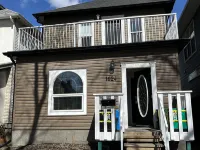 Character Home near Downtown and 17th Avenue โรงแรมในคาลการี