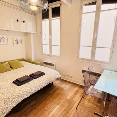 Bright studio near Marais & Châtelet โรงแรมใกล้สถานีเมโทรซองทิเอร์