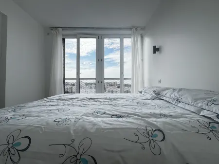 Bedroom - Serene with Chinese-Parisian Warmth Отели в г. Ле Ренси