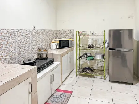 Large Villa 3BR Cieumbuleuit near PVJ & Cihamplas Отели в г. Cidadap