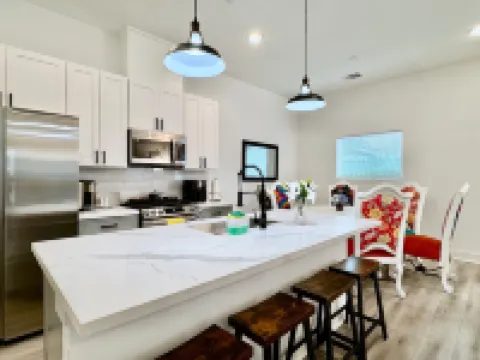 Colorful dining in quiet cozy home near downtown