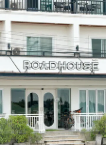 路屋旅館 鄰近Wat Pho Chai Phra Aram Luang的酒店