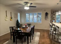 Villa near Ontario Airport - موقف سيارات