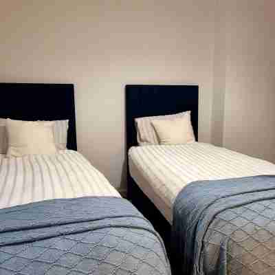 Modern 2-Bed Apartment Near Heathrow w/Parking Rooms