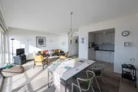 Seaview Apartment on the Beach - Free Parking!