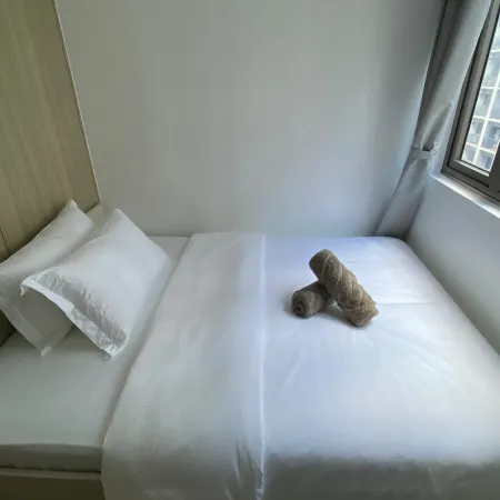 1BR Condo with 2 Beds near MOA & Airport