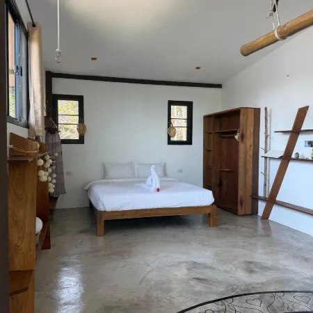Large 1 bed apartment with yoga studio and seaview