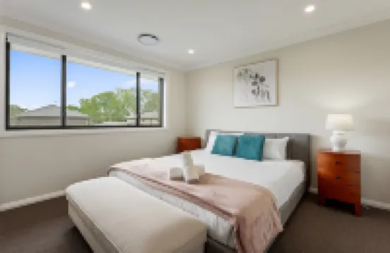 Austral Spacious large 5 br home with Central AC