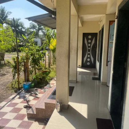 Nisarg Guest House Отели рядом с достопримечательностью «Алибаг Бич»