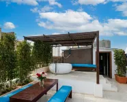 Downtown Private Studio | Rooftop Jacuzzi & Views