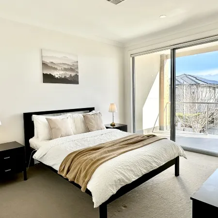 Peaceful 3BR Retreat - Free Parking - Close to City
