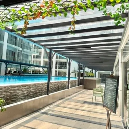Luxury Condo near NAIA Airport & MOA with free Pool & Gym