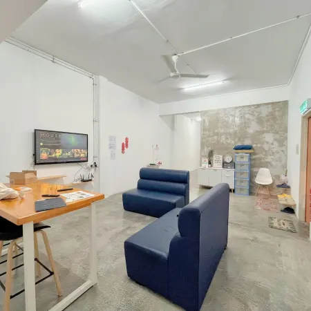 3 BDR shoplot style homestay Yong Peng three rooms. Отели в г. Юнг-Пенг