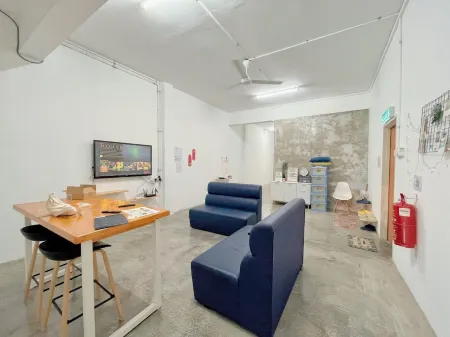 3 BDR shoplot style homestay Yong Peng three rooms. Отели рядом с достопримечательностью «Ji Gong Temple Yong Peng»