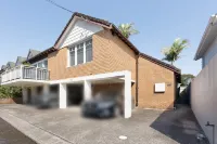 North Shore Spacious 2BR Home in Cremorne - Holiday Home Hotels near Taronga Zoo Sydney
