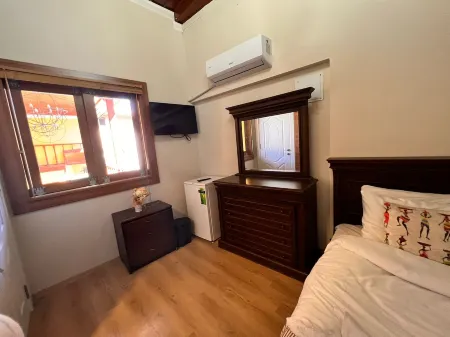 Tarihi Sari konak Отели рядом с достопримечательностью «Музей игрушек Анталии»