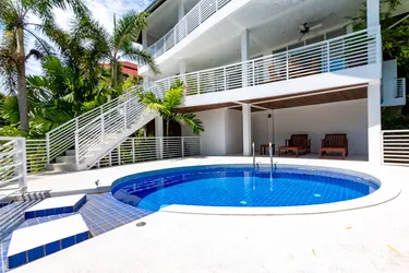 รูปภาพของวิลล่ามีสระว่ายน้ำวิวทะเลใกล้ชายหาด วี224