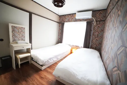 "Route 99" Balinese style room, free Swith&Netflex unit 203 - Apartments