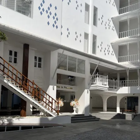 VELA Korat Hotel & Cafe' Отели рядом с достопримечательностью «Храм Пхайап»