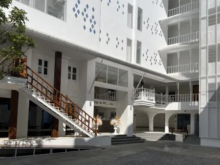 VELA Korat Hotel & Cafe' Отели рядом с достопримечательностью «Nakhon Ratchasima Rajabhat University»