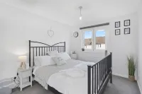 Saughton 2BR | Free Private Parking | Near Tram Hotels in Kings Knowe