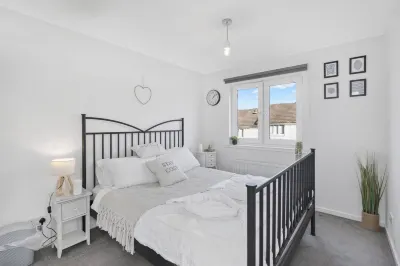 Saughton 2BR | Free Private Parking | Near Tram Hotels in Kings Knowe
