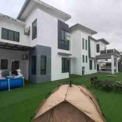 20-person pool table / BBQ / TV games / kids' pool / KTV Kulai Hotel Exterior