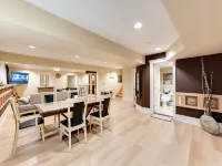 Private Entry Nature‑Filled Suite | 2BR 2BA Anmore - Haustierfreundliche