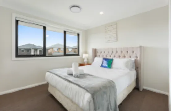 Austral Spacious large 5 br home with Central AC