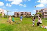 3 bedrooms, large pool, private garden - 2성급