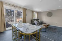 Lochee 2 - Large 4 Bedroom House with 6 Beds and 3 bathrooms, TVs in each room, Free Parking