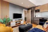 Luxury Penthouse 2-Bed Apt w/ Sea View, Gym & PKG