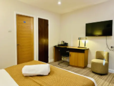 OYO New Charles Dickens Hotel