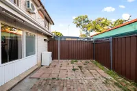 Comfortable Room in Canley Vale – Walk to Local Shops - บังกะโล