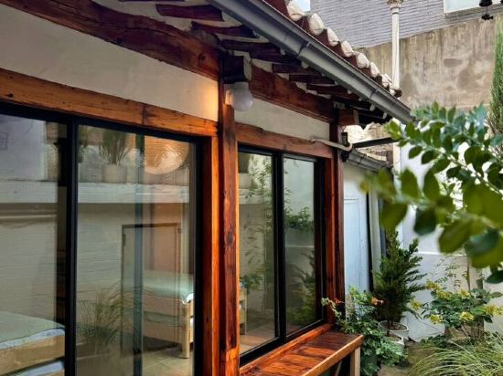 하우스다 서촌 독채 마당 한옥 경복궁2분 2룸 2화장실 3BED LP 빔 5명