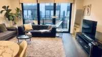 Contemporary 3BR Townhouse & Parking | CBD & Beach Nearby - บังกะโล