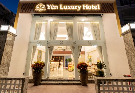 옌 럭셔리 호텔의 깔끔한 로비